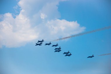 Gökyüzünde uçan uçak