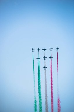 Gökyüzünde uçan uçak