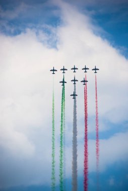 Ulusal kutlama sırasında İtalya 'da hava gösterisinin alt görüntüsü