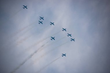 Ulusal kutlama sırasında İtalya 'da hava gösterisinin alt görüntüsü