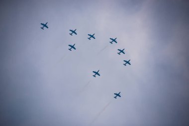 Mavi gökyüzünde uçan uçaklar