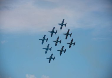 Ulusal kutlama sırasında İtalya 'da hava gösterisinin alt görüntüsü