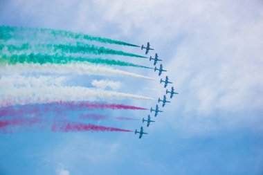 Ulusal kutlama sırasında İtalya 'da hava gösterisinin alt görüntüsü