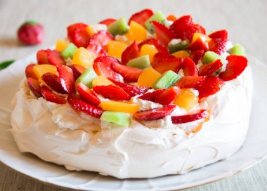 Çilekli ve nane aromalı lezzetli çilekli pasta.