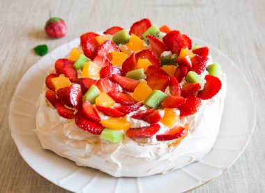 Meyveli, meyveli kek.