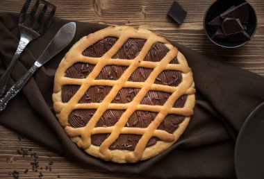 Tahta masada taze böğürtlenli ev yapımı turta