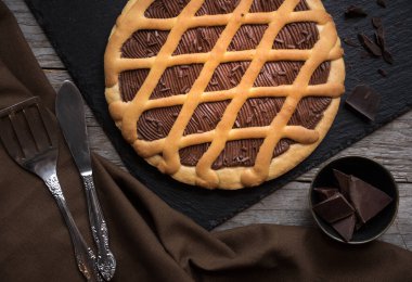 Koyu arkaplanda lezzetli çikolatalı turta.