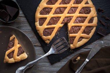 Koyu arkaplanda lezzetli çikolatalı turta.