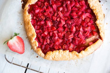 Beyaz ahşap masada lezzetli çilekli turta