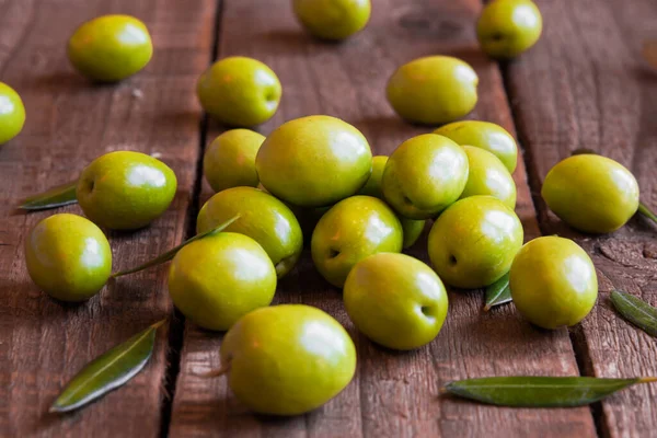 Olives Vertes Fraîches Sur Fond Bois — Photo