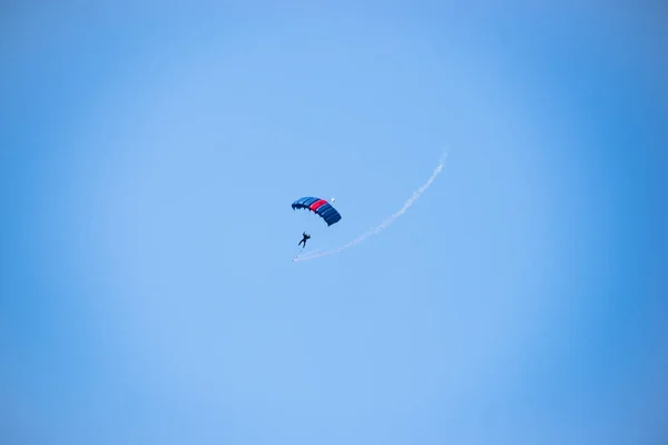 青い空を飛ぶパラグライダー — ストック写真