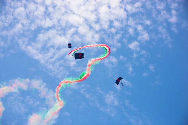 空を飛ぶイタリアの旗の色で煙とパラグライダー — ストック写真