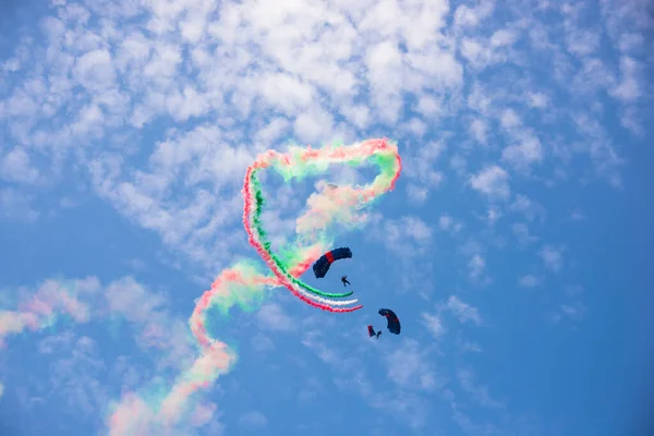 空を飛ぶイタリアの旗の色で煙とパラグライダー — ストック写真