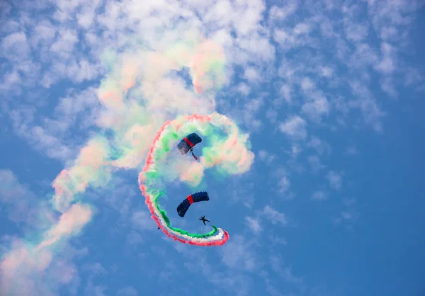 空を飛ぶイタリアの旗の色で煙とパラグライダー — ストック写真