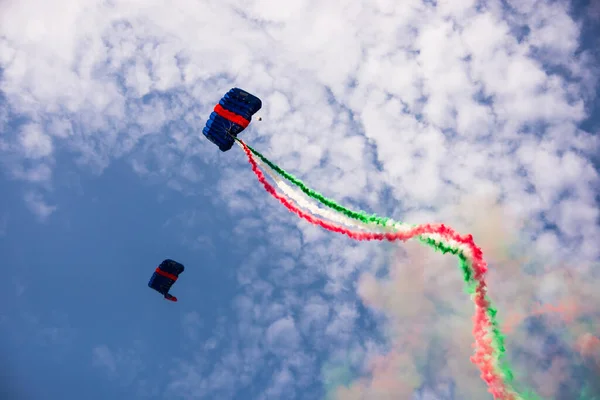 Parapente Con Humo Colores Bandera Italiana Que Ondea Cielo — Foto de Stock