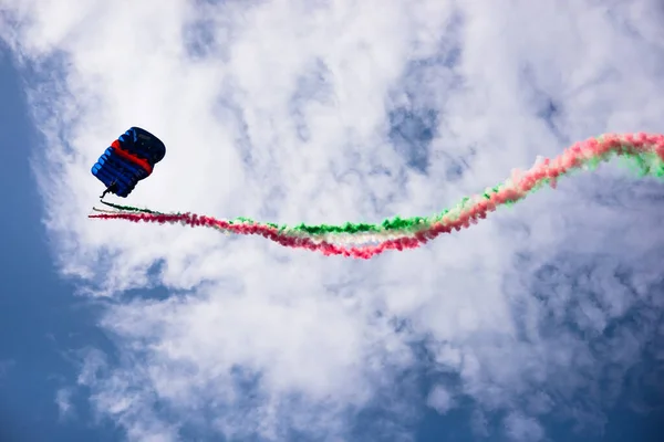 Parapente Con Humo Colores Bandera Italiana Que Ondea Cielo — Foto de Stock