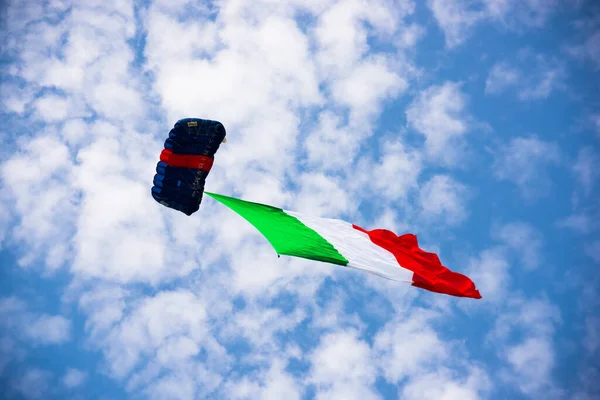 Параплан Флагом Италии Летящим Небе — стоковое фото