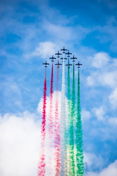 Vista Dal Basso Dello Spettacolo Aereo Italia Durante Celebrazioni Nazionali — Foto Stock