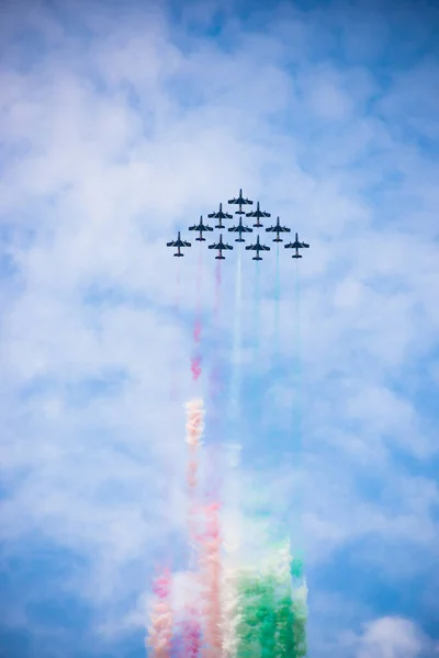 国民のお祝いの間にイタリアの航空ショーのボトムビューショット — ストック写真