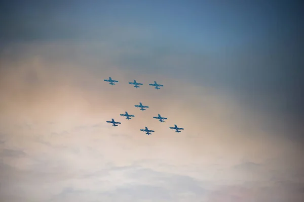 Vliegende Vliegtuigen Blauwe Lucht — Stockfoto