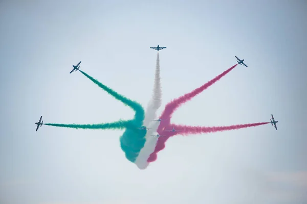 Plano Vista Inferior Del Espectáculo Aéreo Italia Durante Celebración Nacional —  Fotos de Stock