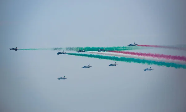 Vista Dal Basso Dello Spettacolo Aereo Italia Durante Celebrazioni Nazionali — Foto Stock