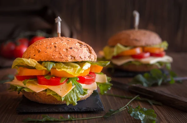 蔬菜三明治 带有奶酪 蔬菜和绿茶的深色背景 — 图库照片