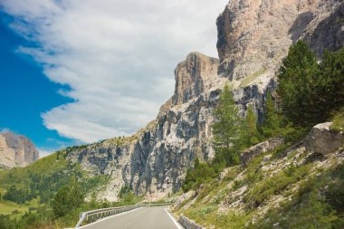 Dağlardaki dağ yolu.