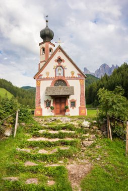 Antik kilise binasıyla dağların güzel manzarasının manzarası.