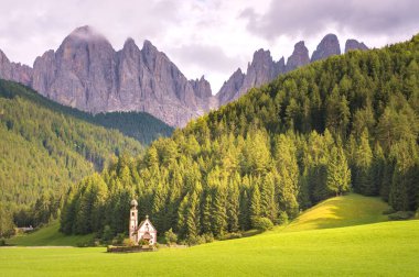 Dolomitlerin güzel manzarası, İtalya
