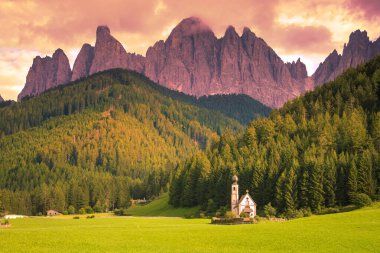 Dolomitlerin güzel manzarası, İtalya