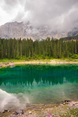 Dağlardaki gölün güzel manzarası