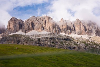 Dağların güzel manzarasının manzarası.