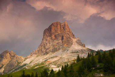 Dağlarda güzel bir gün batımı