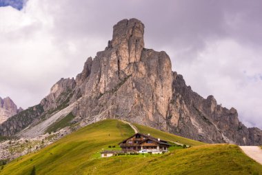 Dolomitlerin güzel manzarası, İtalya