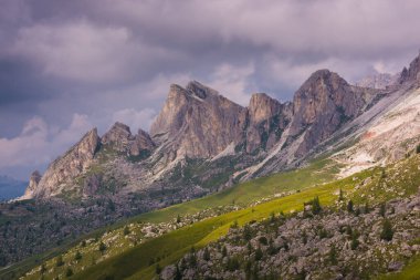Dolomitlerin güzel manzarası, İtalya