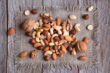 fındık ve fındık ahşap arka planda