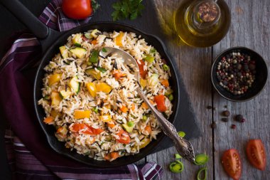 Sebzeli pilav, sağlıklı vejetaryen yemeği.