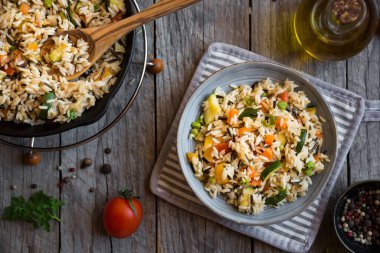 Sebzeli pilav, sağlıklı vejetaryen yemeği.