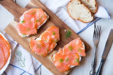 Somon füme ve krem peynirli sandviçler.