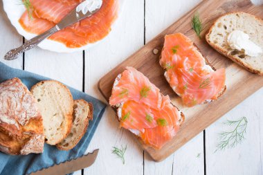 Taze balık ve otlu somon sandviçi.