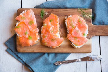 Somon füme ve krem peynirli sandviçler.