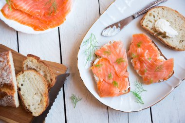 Somon füme ve krem peynirli sandviçler.