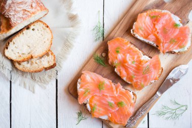 Somon füme ve krem peynirli sandviçler.