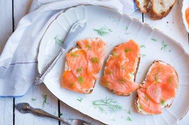 Somon füme ve krem peynirli sandviçler.