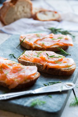Somon füme ve krem peynirli sandviçler.
