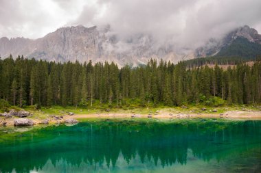 Güzel dağ manzarası ve sakin göl manzarası.