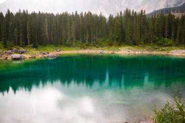 Dağlardaki güzel göl