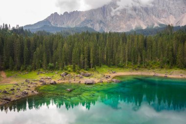 Göl ve dağlarla dolu güzel bir manzara.