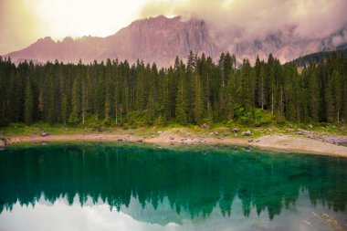 Güzel dağ manzarası ve sakin göl manzarası.